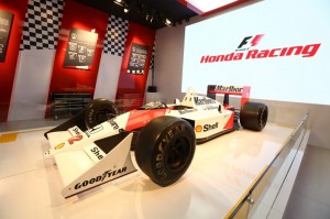 Honda traz mundo da moda e da F1 2