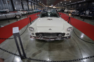 Box 54 inaugura mostra de carros clássicos