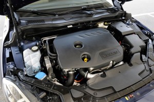 V40 Cross Country recebe nova motorização Drive-E 2
