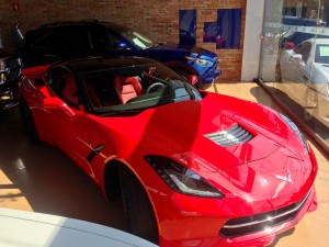 Importadora entrega dois Corvettes Z51 2015