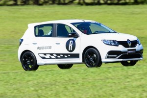 Sandero R.S. 2.0 no desafio R.S. Race