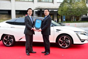 Honda entrega o primeiro Clarity Fuel Cell produzido em série no Japão