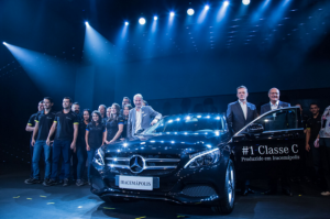 Mercedes-Benz dá início à produção de automóveis no Brasil