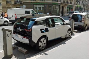 BMW_i3_charging_on_Autolib'_station_in_Paris_trimmed