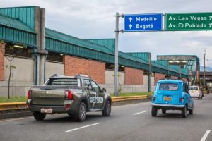 chegada-em-medellin-junto-com-um-carro-antigo-renault