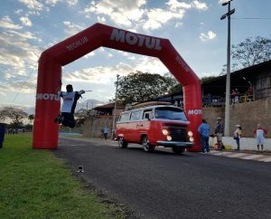 O ex-piloto e tricampeão mundial, Nelson Piquet na linha de chegada
