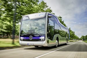 Mercedes-Benz Future Bus mit CityPilot; teilautomatisiert fahrender Stadtbus mit Ampelerkennung; Hindernis- und Fußgängererkennung; 10 Kameras; automatisierte Haltestellenfahrten; Radarsysteme für Nah- und Fernbereich Basisfahrzeug: Mercedes-Benz Citaro; OM 936 mit 220 kW/299 PS; 7,7 L Hubraum, Länge/Breite/Höhe: 12.135/2.550/3.120 mm ; Mercedes-Benz Future Bus with CityPilot; semi-automated city bus with traffic light recognition; recognition of obstacles and pedestrians; automated bus stop approaches basic vehicle: Mercedes-Benz Citaro; OM 936 rated at 220 kW/299 hp; displacement 7.7 l; length/width/height: 12135/2550/3120 mm;