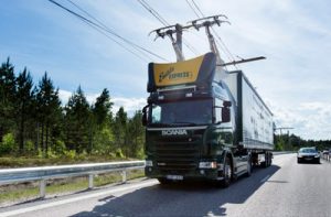 Start des weltweit ersten eHighways in Schweden / World's first eHighway opens in SwedenIm Juni 2016 ging der erste eHighway auf einer öffentlichen Straße in Betrieb. Auf einem zwei Kilometer langen Autobahnabschnitt der E16 nördlich von Stockholm wird für die nächsten zwei Jahre ein Siemens-Oberleitungssystem für Lkw getestet. Dabei kommen zwei Diesel-Hybrid-Fahrzeuge des Fahrzeugherstellers Scania zum Einsatz, die in Zusammenarbeit mit Siemens für den Einsatz unter der Oberleitung angepasst wurden. Mit dem zweijährigen Testbetrieb möchten die schwedische Transportbehörde Trafikverket und der Regierungsbezirk Gävleborg Erkenntnisse darüber sammeln, ob sich das Siemens-eHighway-System für eine zukünftige dauerhafte kommerzielle Nutzung und einen weiteren Ausbau eignet. Denn das Land hat ehrgeizige Umweltziele ausgerufen: Schwedens Transportsektor soll bis 2030 unabhängig von fossilen Brennstoffen sein. The first eHighway system on a public road opened in June 2016. For the coming two years, a Siemens catenary system for trucks will be tested on a two-kilometer stretch of the E16 highway north of Stockholm. The trial will use two diesel hybrid vehicles manufactured by Scania and adapted, in collaboration with Siemens, to operate under the catenary system. During the two-year trial, Sweden's Transport Administration Trafikverket and Gävleborg County want to create a knowledge base on whether the Siemens eHighway system is suitable for future commercial use and further deployment. As part of its climate protection strategy, Sweden has committed to having a fossil fuel independent transport sector by 2030.