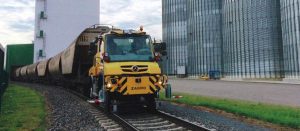 Mercedes-Benz apresenta Unimog versátil para rodar em trilhos e rodovias