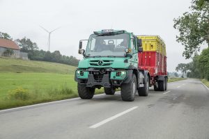 Transportaufgaben und Gerätearbeit sind die Stärken des Mercedes-Benz Unimog im landwirtschaftlichen Einsatz. Den DLG-PowerMix-Test hat er mit Bravour gemeistert. Das Foto zeigt den Unimog mit Ladewagen bei der Heuernte ; Transport tasks and working with implements are the strengths of the Mercedes-Benz Unimog when used for agricultural work. It passed the DLG PowerMix test with flying colours. On this photo, the Unimog can be seen with a silage trailer during the hay harvest.;