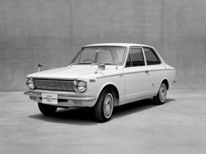 primeira-geracao-do-corolla-nasceu-no-japao-em-1966